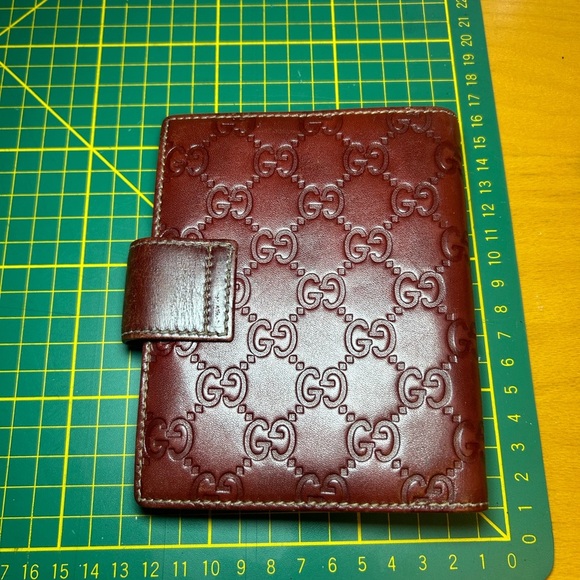 Vintage Gucci embossed GG leather notebook case in a burgundy red - Picture 2 of 11